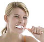 Frau putzt sich die Zähne